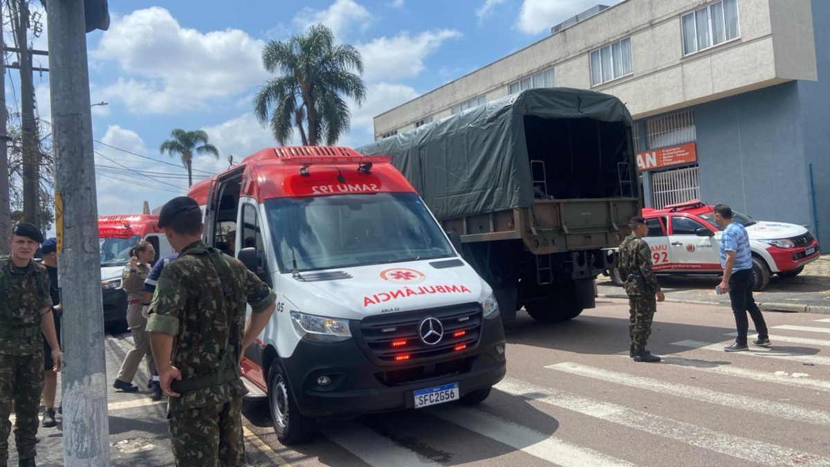 Acidente com caminhão do exército aconteceu no bairro Pinheirinho