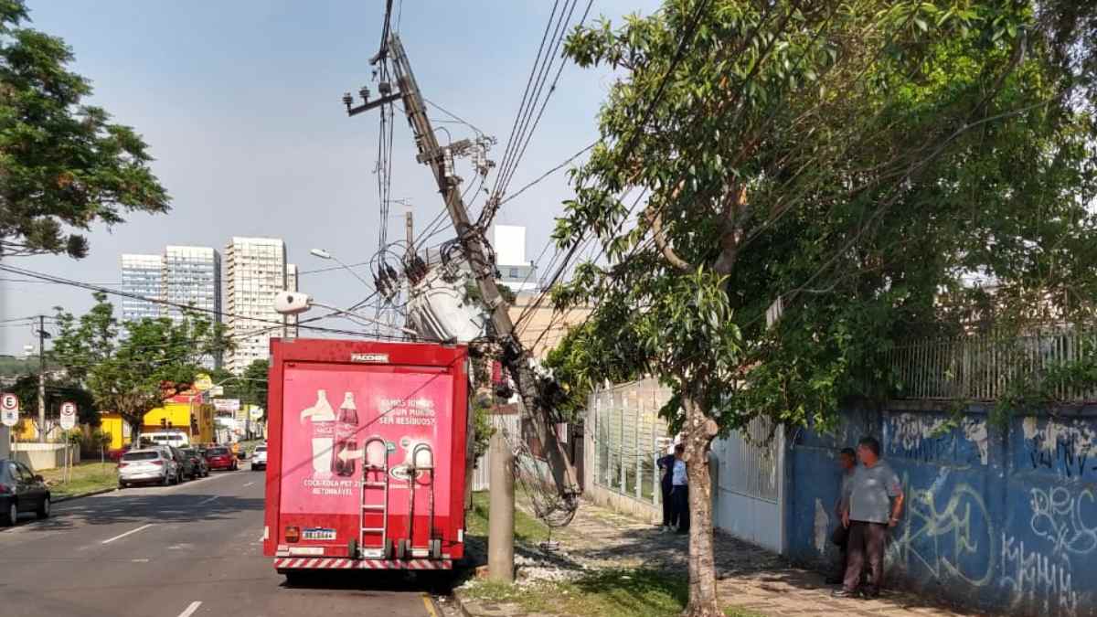 Caminhão bate em poste e deixa mais de 900 domicílios sem energia em Curitiba