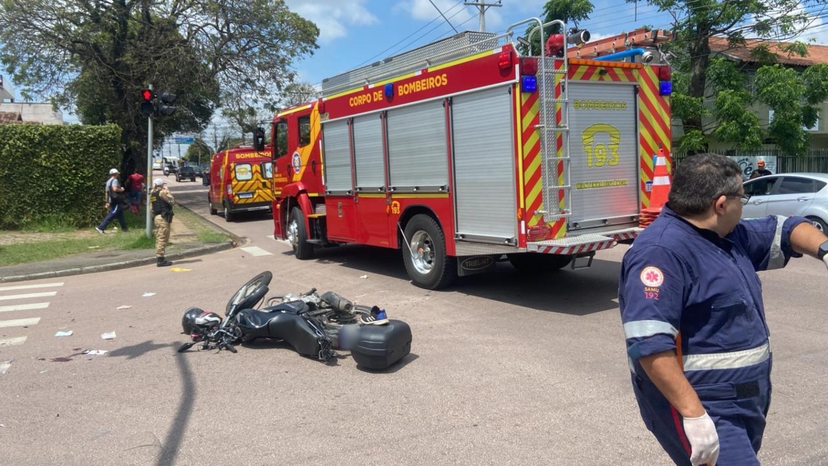 Duas motocicletas foram atingidas pelo caminhão do exército 