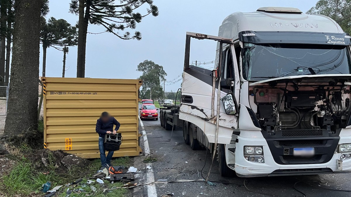 Carreta tombou em alça que dá acesso ao Contorno Sul