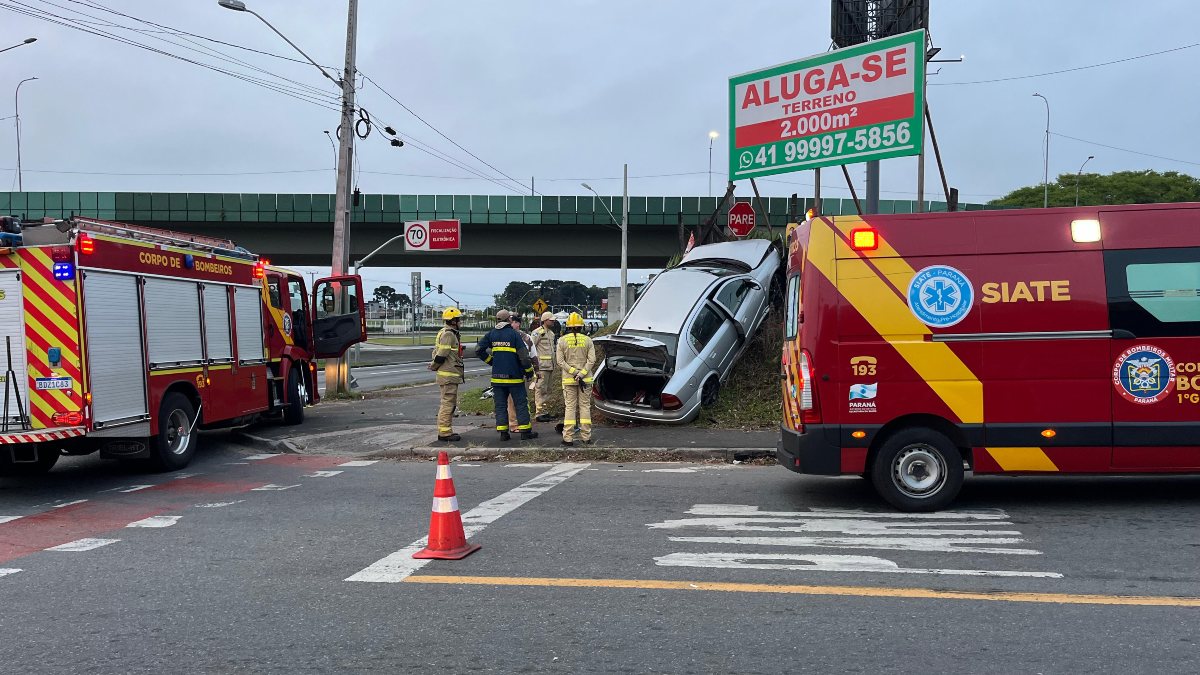 Acidente chama atenção de motoristas que passam pela Linha Verde, em Curitiba 