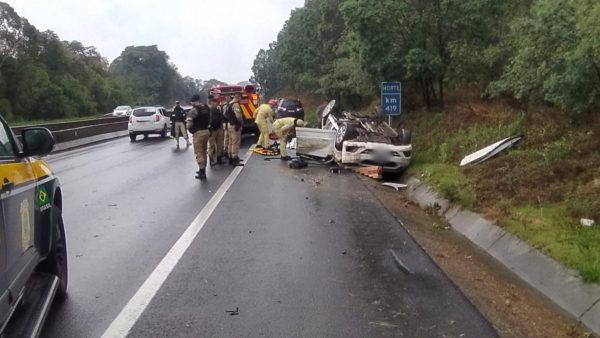 Um homem que estava na garupa de uma motocicleta morreu após o veículo ser atingido por um caminhão, na BR-376, em São José dos Pinhais, Região Metropolitana de Curitiba. De acordo com a Polícia Rodoviária Federal (PRF), o motorista que causou o acidente fatal fugiu do local e ainda não foi encontrado.