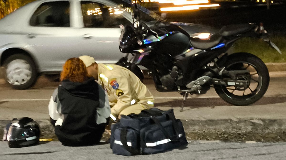 Motociclista atropela pedestre na Avenida Victor Ferreira do Amaral 