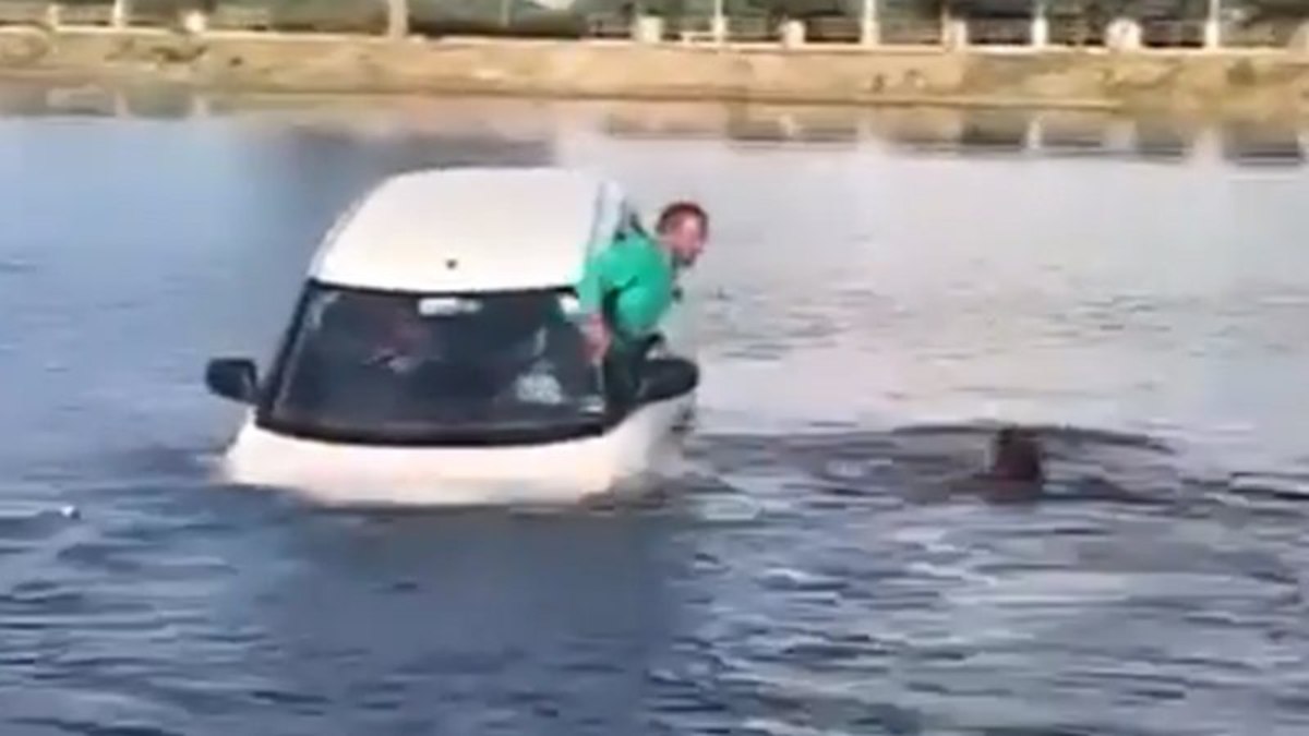 Aluno de autoescola confunde pedais e "estaciona" carro em lago; vídeo