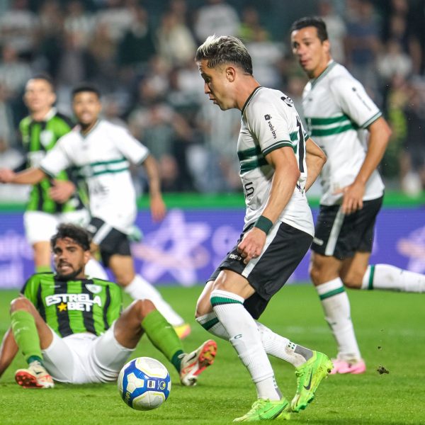 Zagueiro Kuscevic, ex-Coritiba, com a camisa do Fortaleza