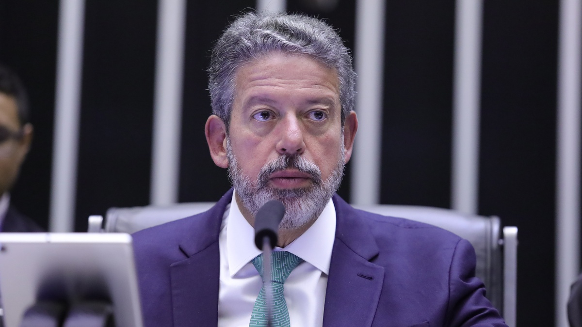 O presidente da Câmara dos Deputados, Arthur Lira (PP-AL), criou uma comissão especial para analisar o projeto que concede anistia aos presos do 8 de Janeiro. Em tese, o movimento atrasa a tramitação da proposta. Isso porque uma comissão especial tem duração de pelo menos 40 sessões do plenário para dar um parecer sobre o assunto discutido.