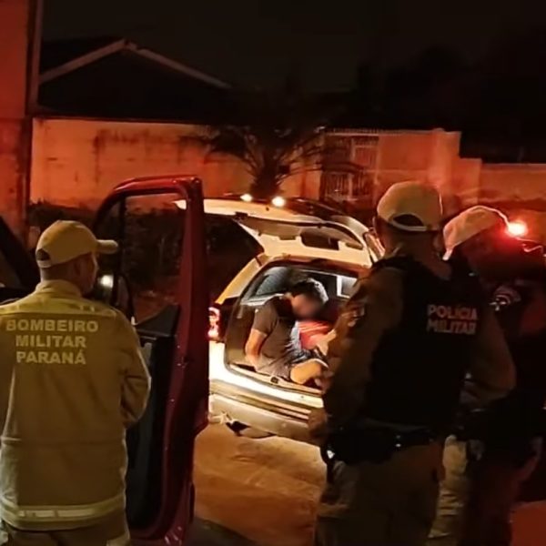 Caminhonete de policial ficou com marcas de tiros