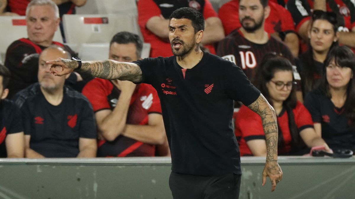 Técnico do Athletico, Lucho González Escalação Vitória