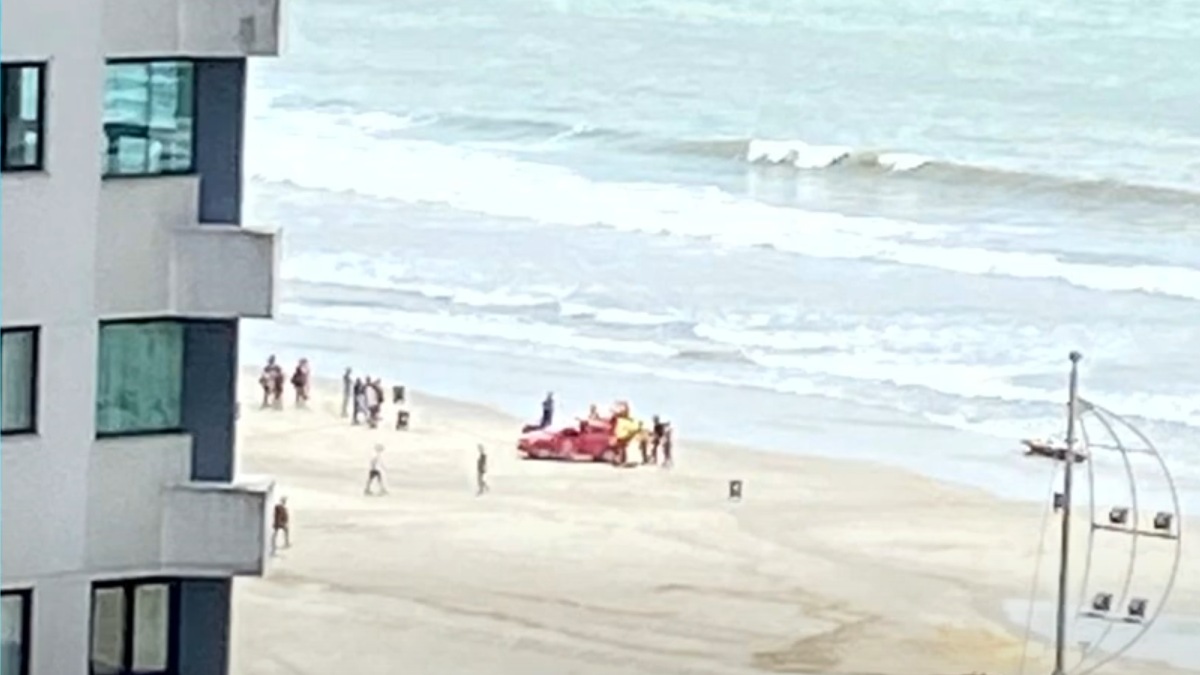 Homem morre após ser atropelado por lancha em praia de Balneário Camboriú