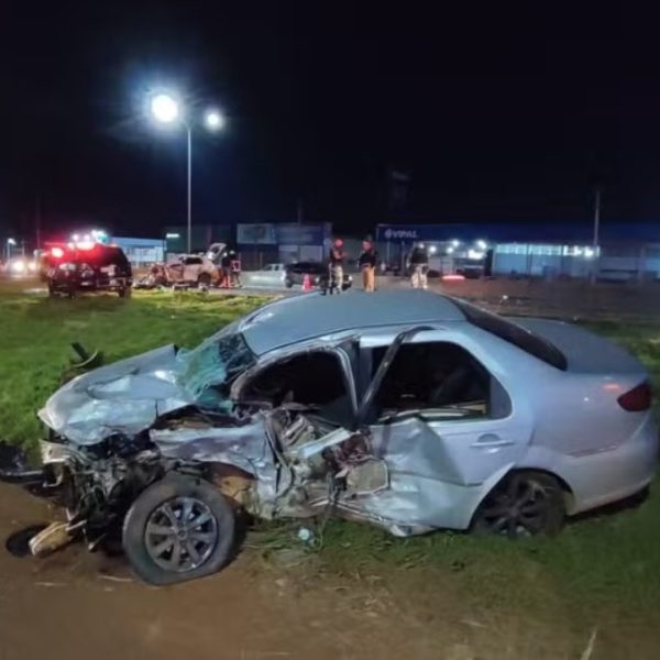 Grave acidente com 2 carros e caminhão deixa um pessoa morta e interdita BR-277