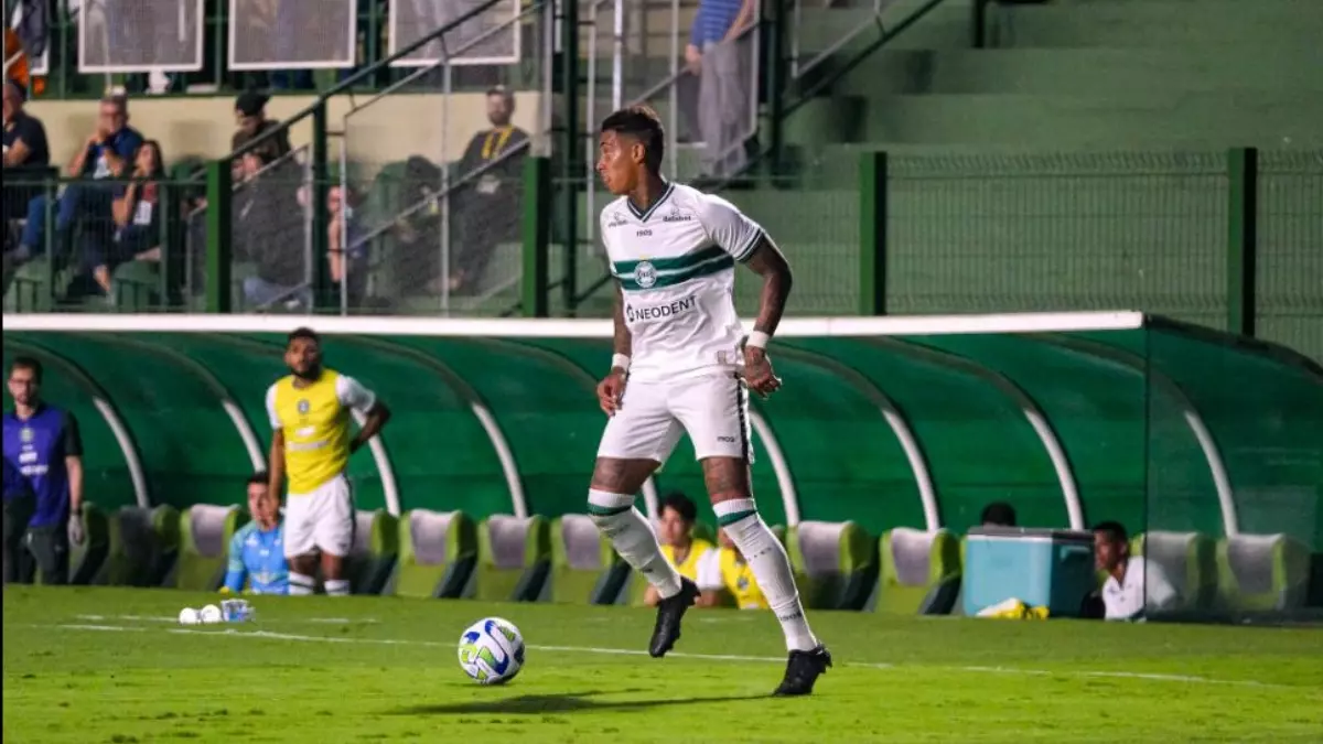 Alef Manga defendendo o Coritiba