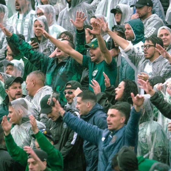 Alef Manga defendendo o Coritiba