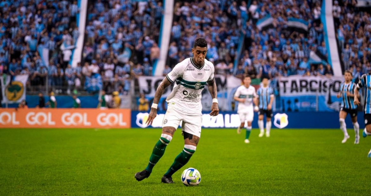 Alef Manga em campo pelo Coritiba