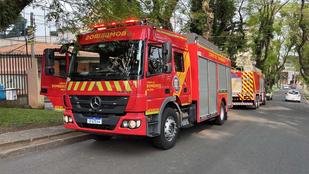 Um incêndio em uma casa, provocado por uma vela, quase terminou em tragédia na manhã desta terça-feira (8), no bairro Ahú, próximo ao Museu Oscar Niemeyer. Mas, apesar dos danos ao imóvel, dois moradores foram resgatados pelos bombeiros, sem ferimentos. No entanto, um deles precisou ser encaminhado ao hospital por ter inalado bastante fumaça.