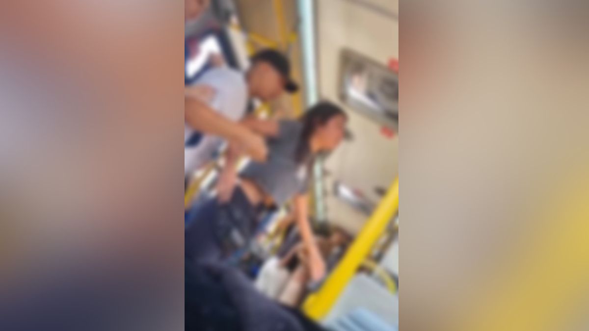 Briga com faca dentro de ônibus em Curitiba teria começado em escola