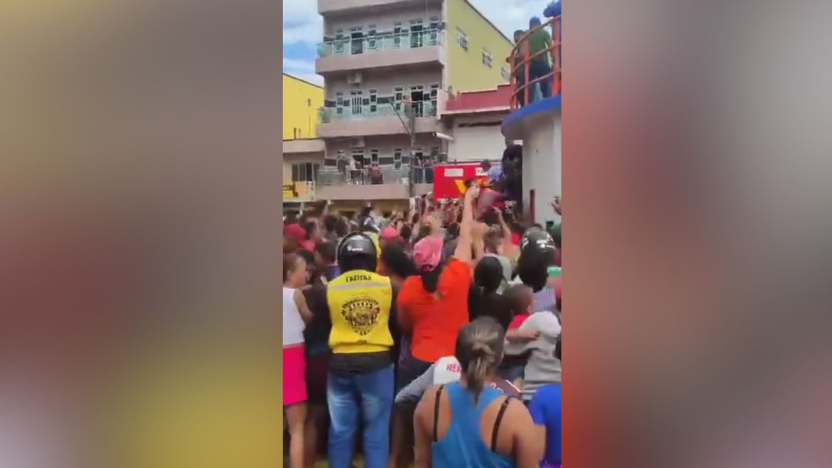 Candidato a prefeito é preso após fazer "chuva de dinheiro" para eleitores; vídeo