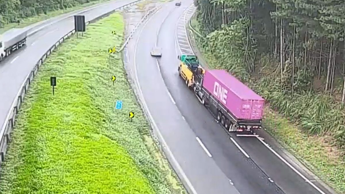 Carreta precisou de guincho no mesmo final de semana da tragédia 