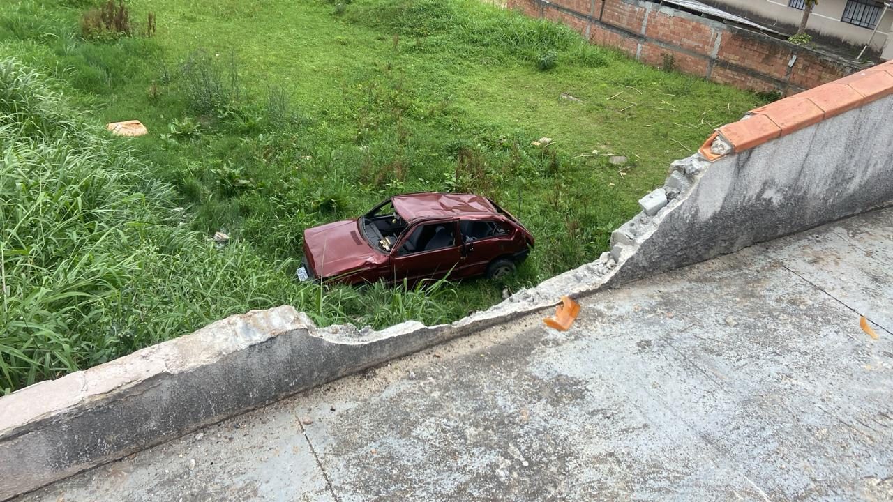 Motorista fica gravemente ferido após carro "voar" e cair em barranco em Curitiba