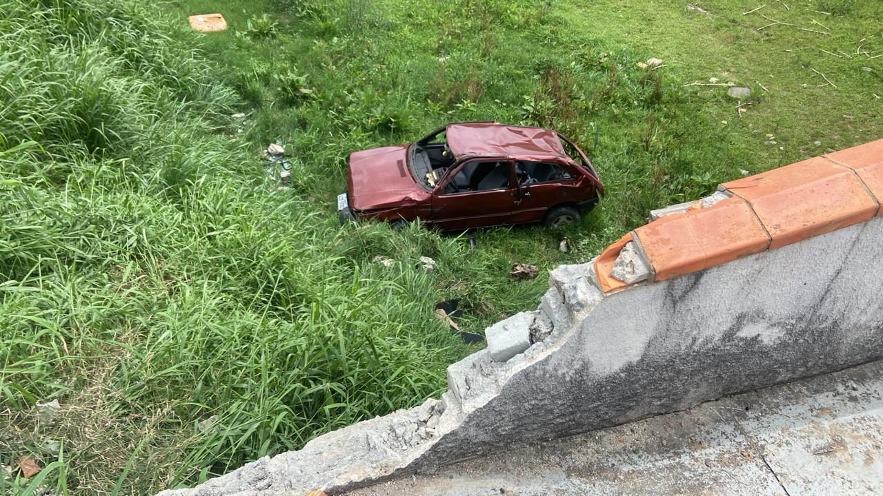 Motorista fica gravemente ferido após carro "voar" e cair em barranco em Curitiba