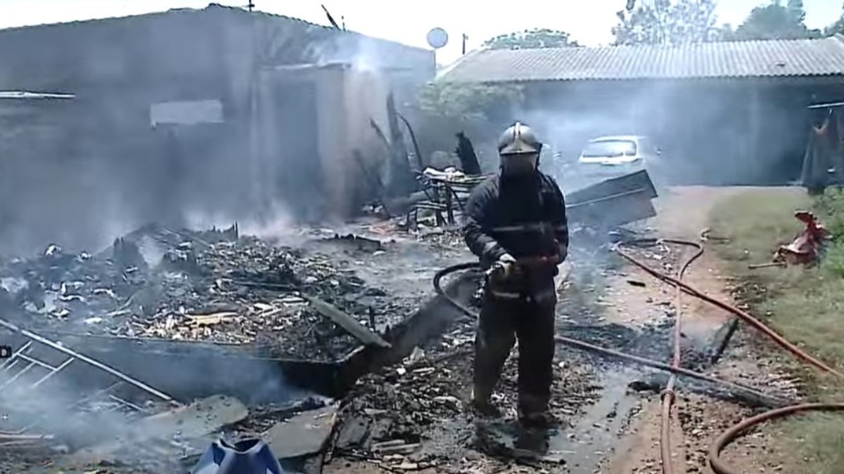 Uma casa foi quase que totalmente consumida pelo fogo na manhã desta quinta-feira (17), no bairro Quississana, em São José dos Pinhais, na Região Metropolitana de Curitiba. De acordo com as informações do Corpo de Bombeiros, o incêndio teria sido provocado por uma criança que brincava com um isqueiro. O incêndio destruiu todas as estruturas de madeira da residência, restando apenas as paredes do banheiro, feitas em alvenaria.