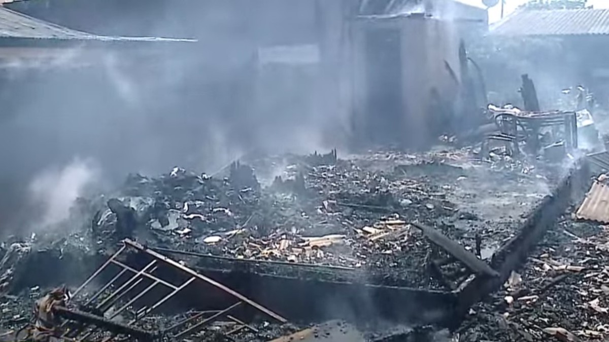 Uma casa foi quase que totalmente consumida pelo fogo na manhã desta quinta-feira (17), no bairro Quississana, em São José dos Pinhais, na Região Metropolitana de Curitiba. De acordo com as informações do Corpo de Bombeiros, o incêndio teria sido provocado por uma criança que brincava com um isqueiro. O incêndio destruiu todas as estruturas de madeira da residência, restando apenas as paredes do banheiro, feitas em alvenaria.