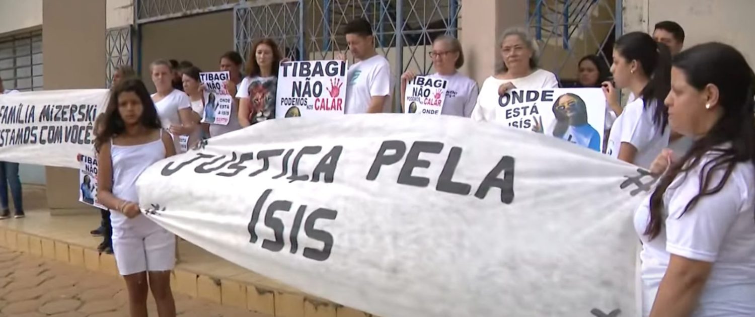 Família e amigos de Ísis protestam em frente ao Fórum: “Não podemos nos calar”
