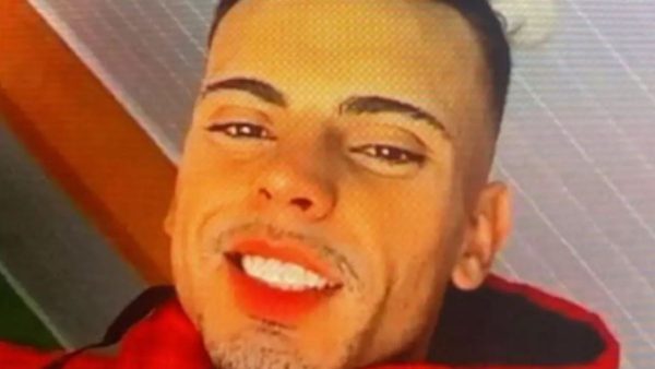 Um idoso morreu após cair sobre a rua e ser atropelado, no final da noite de sábado (28), no bairro Alto da XV. O motorista que atropelou a vítima fugiu sem prestar socorro e agora é procurado pela polícia. Uma câmera de segurança registrou toda a situação