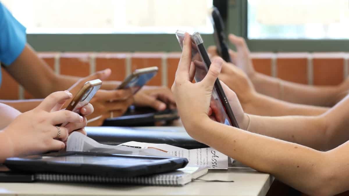 Câmara analisa projeto que proíbe uso de celulares nas escolas