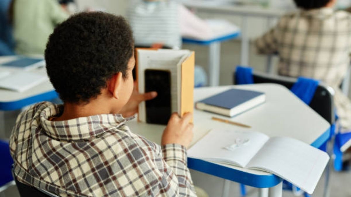 Uso de celular nas escolas é proibido no Paraná; entenda