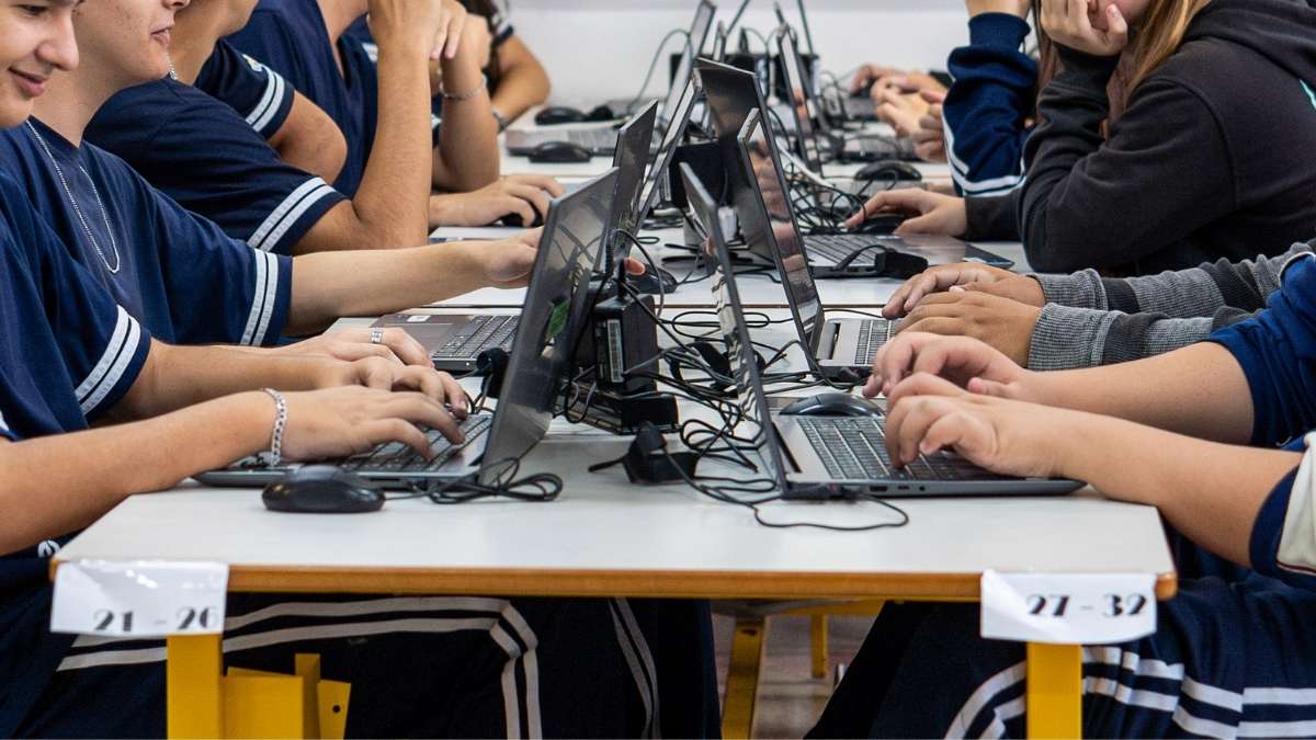 Uso de celular nas escolas é proibido no Paraná; entenda