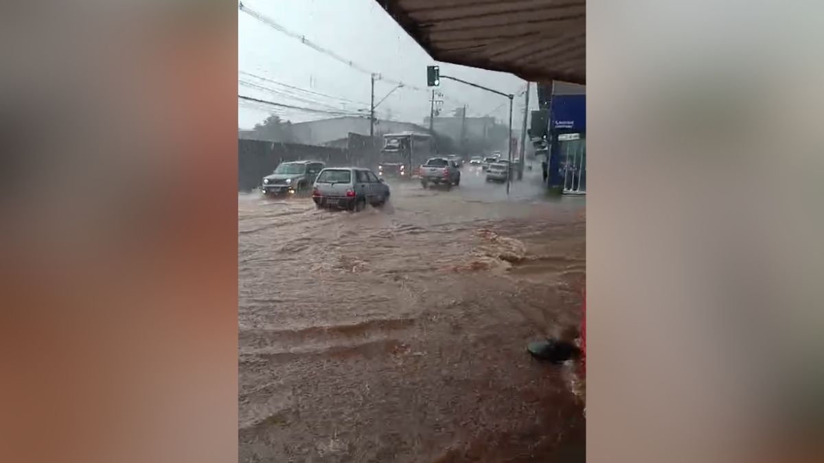 Chuva forte atinge cidade do Paraná e causa alagamentos; vídeos