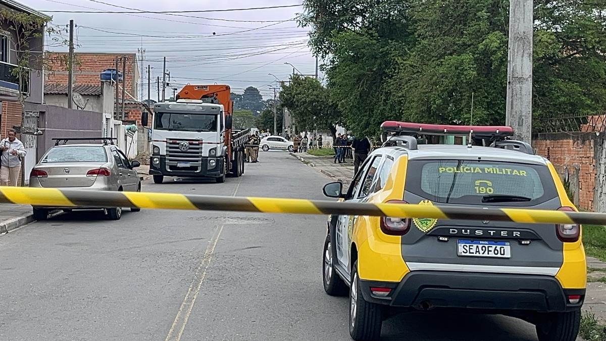 Uma ciclista morreu após ser atropelada por um caminhão, em Piraquara, Região Metropolitana de Curitiba, na manhã desta terça-feira (15). A vítima, que se dirigia para o trabalho, sofreu ferimentos gravíssimos e morreu no local, antes da chegada dos socorristas do Corpo de Bombeiros.