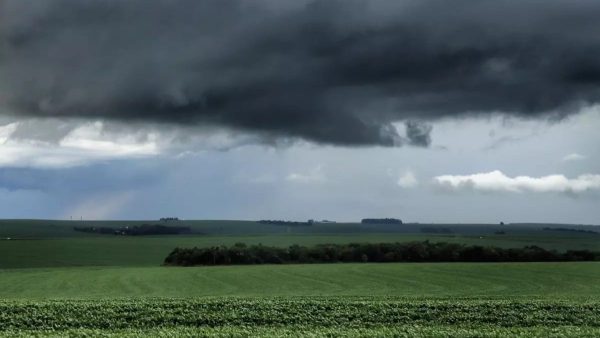 Chuva forte atinge cidade do Paraná e causa alagamentos; vídeos