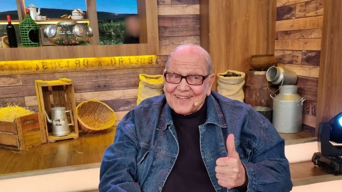 O comediante Ary Toledo morreu aos 87 anos em São Paulo. A notícia foi confirmada pela família por meio de uma postagem nas redes sociais neste sábado (12). O humorista nasceu em Martinópolis, interior de São Paulo, no dia 22 de agosto de 1937. Ele era conhecido por ter mais de 65 mil piadas em seu repertório e se considerava um garimpeiro do humor.