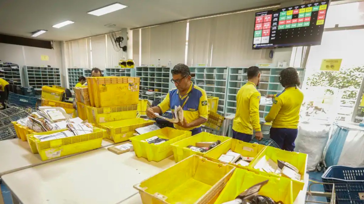 Os Correios lançaram nesta quarta-feira (9) o edital do concurso público para as funções de agente e analista. De acordo com a empresa, a oferta de 3.511 vagas tem como objetivos suprir a demanda por mais profissionais e evitar sobrecarga de trabalho. Conforme a direção dos Correios, a medida é necessária para atender à demanda acumulada por mais de uma década sem contratações em nível nacional.