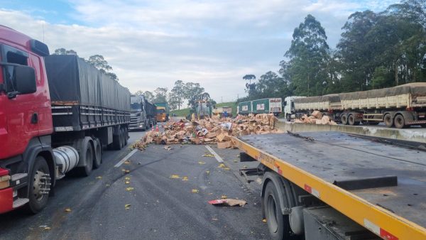 Suspeito destrói três veículos após roubar caminhão