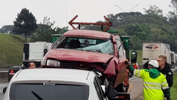 Ônibus bate em árvore na João Gualberto