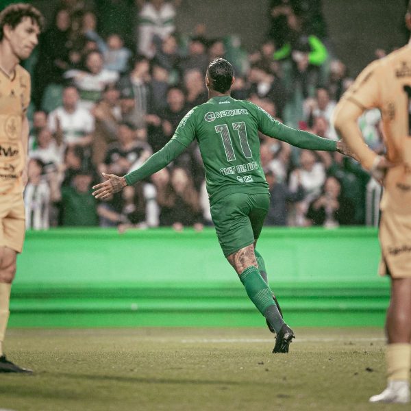 Atacante do Coritiba, Alef Manga posta foto após saída de Paulo Autuori