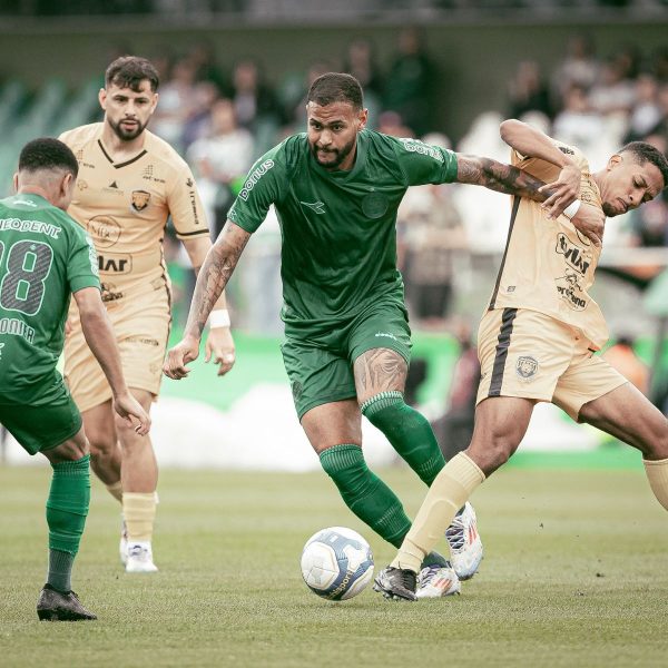 Matheus Frizzo comemora gol em Coritiba x Amazonas, pela Série B 2024