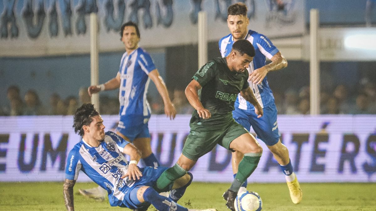 Atacante do Coritiba, Lucas Ronier disputa a bola em jogo contra o Paysandu