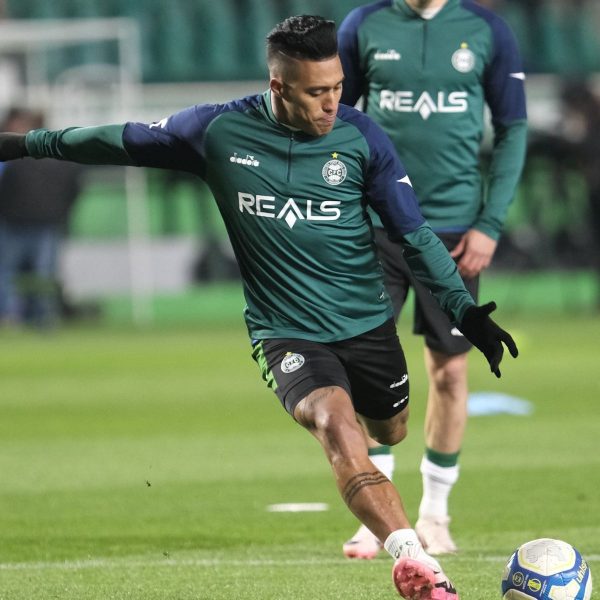 Torcedor do Coritiba tenta retirar faixa e cai do segundo anel do Couto Pereira