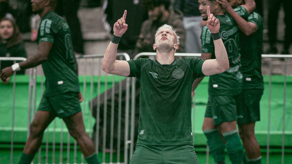 Matheus Frizzo comemora gol em Coritiba x Amazonas, pela Série B 2024