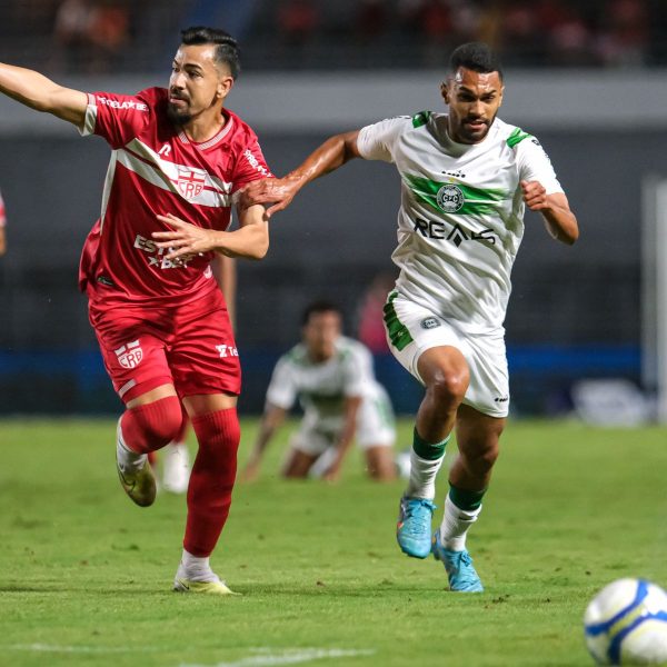 Com expulsão e gol contra, Coritiba perde para o Mirassol por 4 a 1