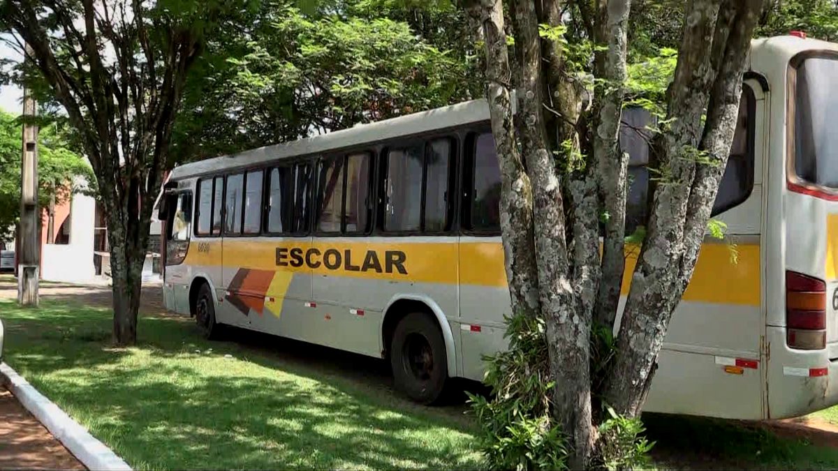 Criança de 2 anos fica trancada em ônibus escolar por 4 horas no oeste do Paraná