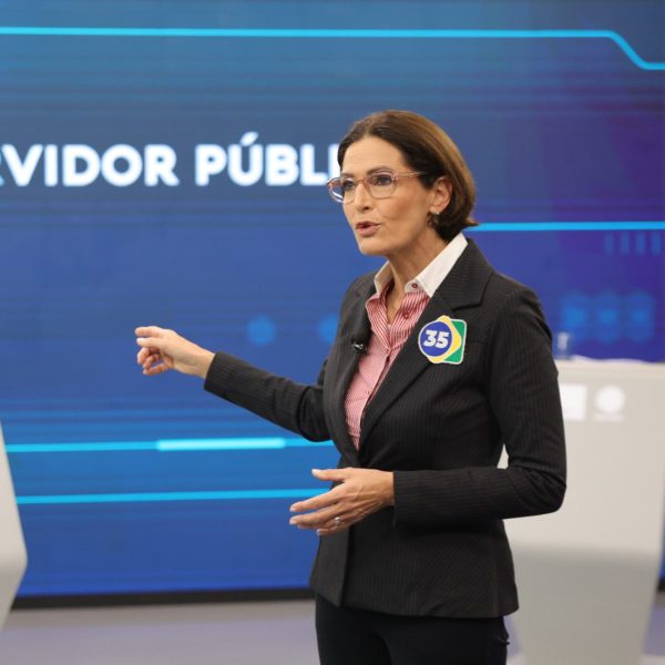 Cristina Graeml (PMB) chegou a sede do Grupo RIC por volta das 20h10, deste sábado (19)