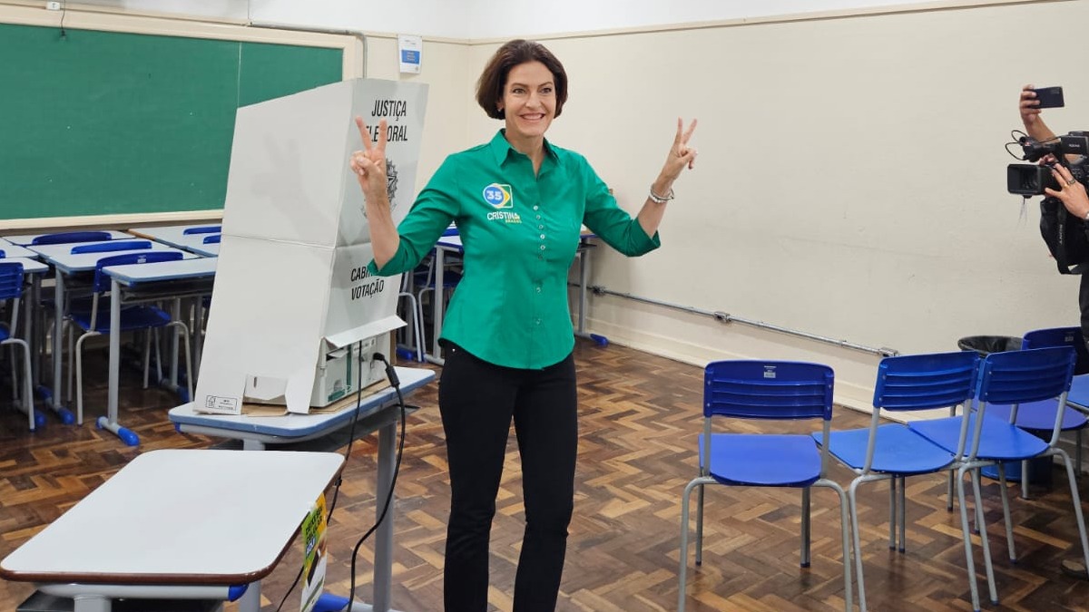 Candidata Cristina Graeml (PMB) vota em Curitiba no final da manhã deste domingo (27) 