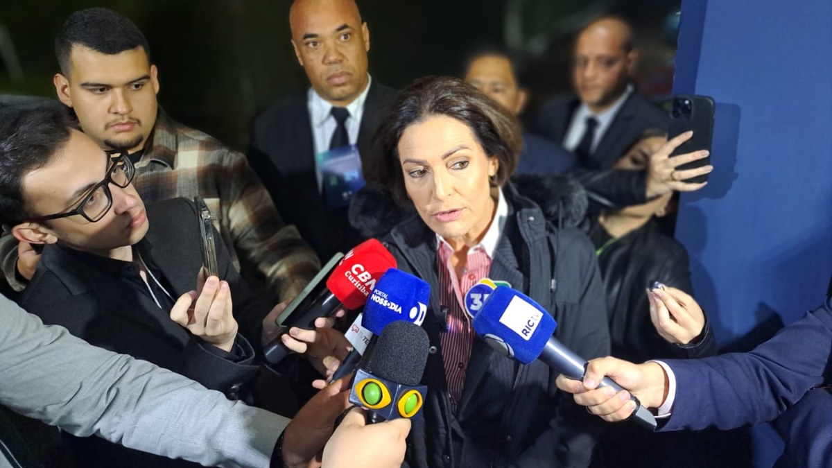 Cristina Graeml (PMB) chegou a sede do Grupo RIC por volta das 20h10, deste sábado (19)