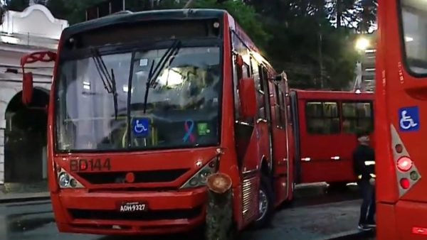 Homem é atropelado e fica preso embaixo de ônibus em Curitiba; estado é grave