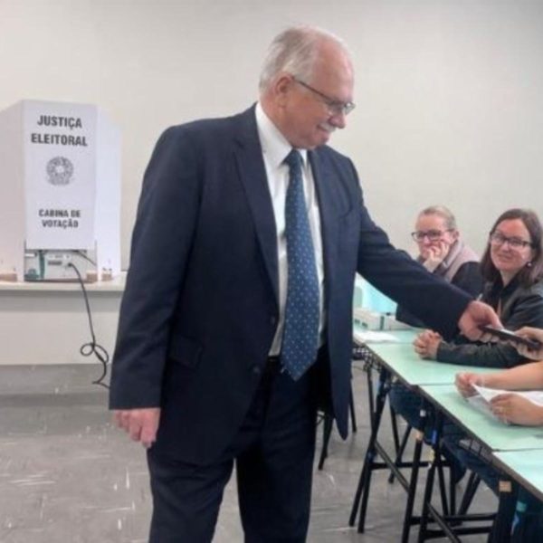 Candidata Cristina Graeml (PMB) vota em Curitiba no final da manhã deste domingo (27)