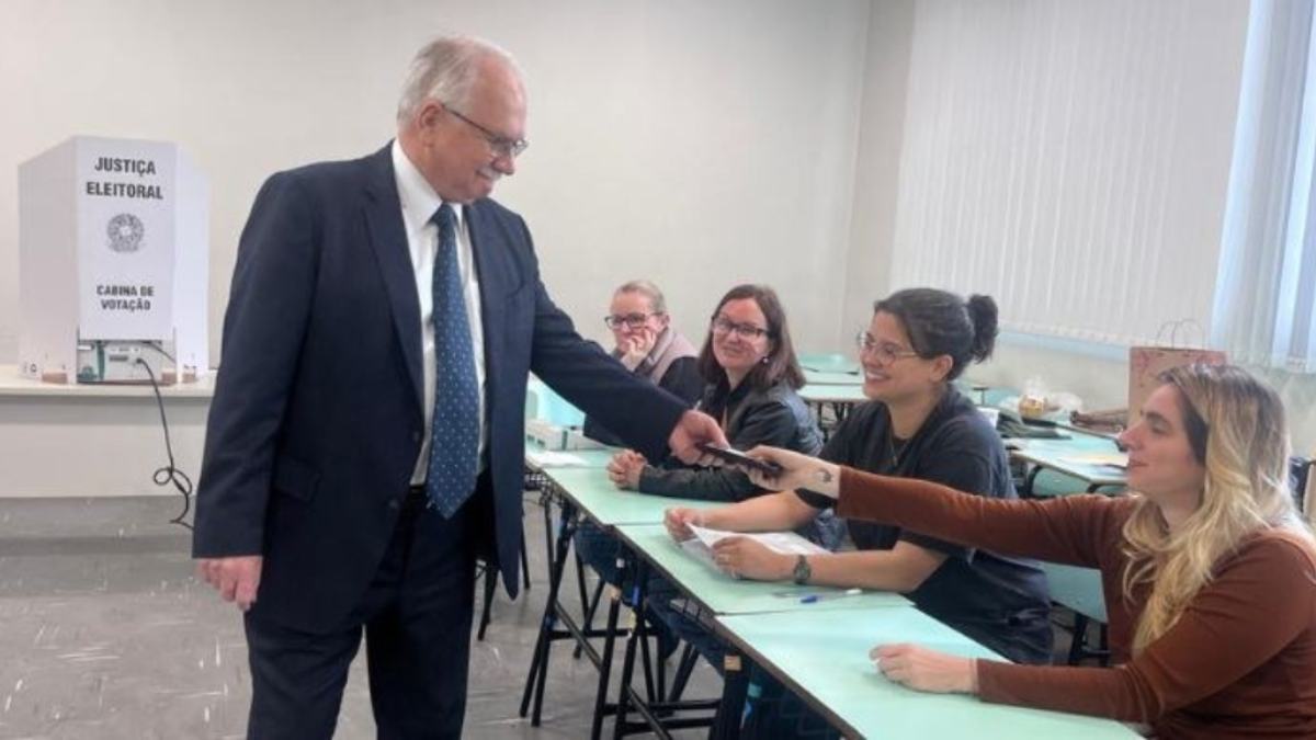 Ministro do STF, Edson Fachin, vota na UFPR em Curitiba: "É um dever"